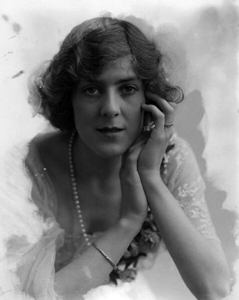 File:Cicely Courtneidge vignetted.jpg